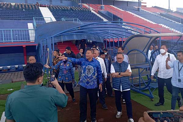 Menteri Perdagangan Tabur Bunga di Stadion Kanjuruhan dan Temui Dua Korban