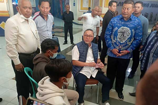 Menteri Perdagangan, Zulkilfli Hasan saat menemui dua korban tragedi kanjuruhan. (ist) - Menteri Perdagangan Tabur Bunga di Stadion Kanjuruhan dan Temui Dua Korban