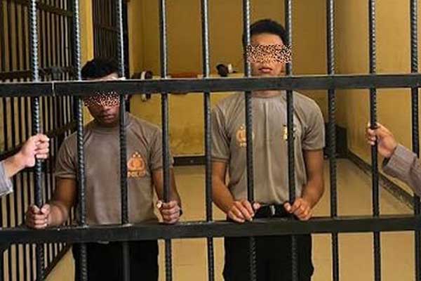 Oknum polisi jilat kue TNI. (ist) - Dua Polisi Jilat Kue HUT TNI Akhirnya Dipecat Tidak Hormat