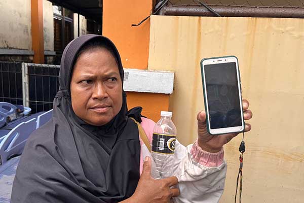 Orang tua korban, Maheri, saat memberikan keterangan kepada awak media. (bim) - Keluarga Masih Mencari, Begini Kesaksian Orang Tua Korban Kerusuhan di Stadion Kanjuruhan