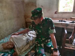 pangdam v brawijaya mayjen nurchahyanto m.sc menjenguk warga yang sakit di sela kunjungan korban banjir di malang selatan