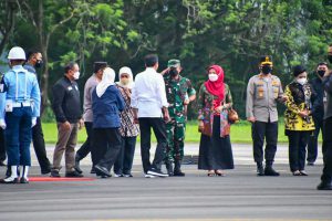 pangdam v brawijaya mendampingi kunjungan kerja presiden ri beserta ibu iriana