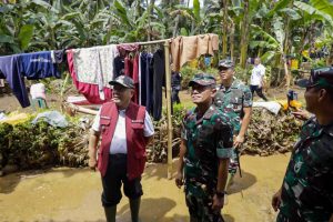 pangdam v brawijaya meninjau lokasi terdampak banjir bandang