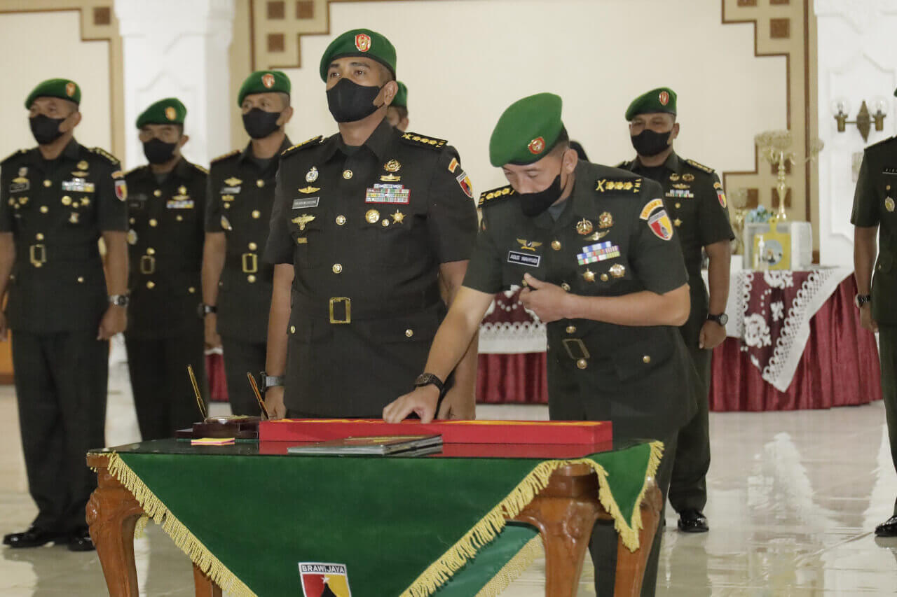 pangdam v brawijaya pimpin sertijab pejabat utama di lingkungan kodam