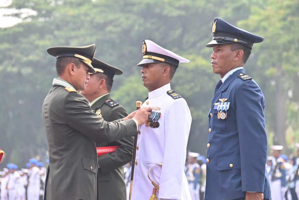 pangdam v brawijaya pimpin upacara hut tni ke 77