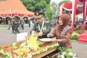 pangdam v brawijaya pimpin upacara hut tni ke 77 di lapangan kodam