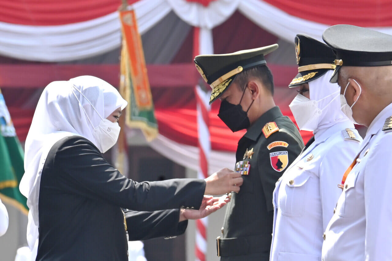pangdam v brawijaya terima penghargaan lencana emas jer basuki mawa beya