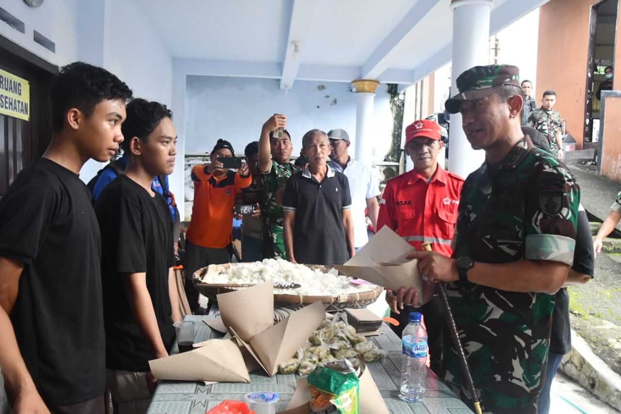 pangdam v brawijaya kunjungi korban banjir sitiarjo