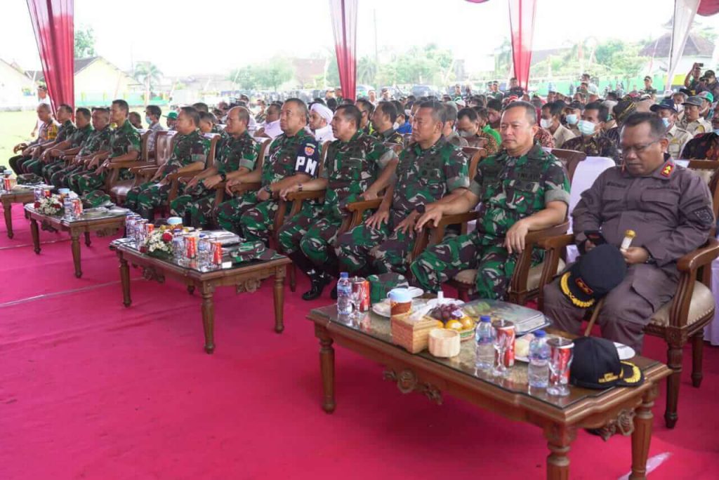 pangdam v brawijaya mendampingi kasad jenderal tni dudung abdurachman dalam panen raya padi di tulungagung