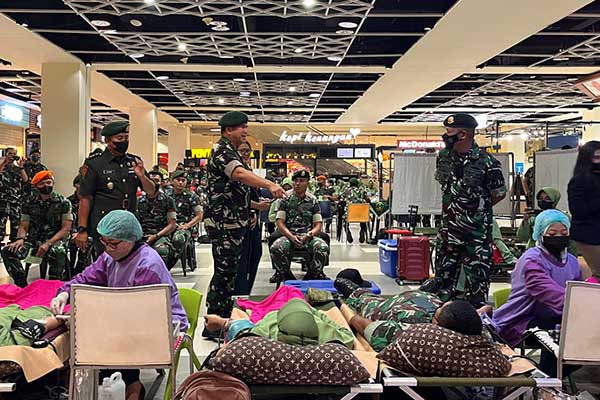 Panglima Divisi Infanteri 2 Kostrad, Mayjen TNI Syafrial, saat meninjau secara langsung prosesi donor darah. (bim) - Tinjau Prosesi Donor Darah, Ini Harapan Pangdiv 2 Kostrad di HUT ke-77 TNI