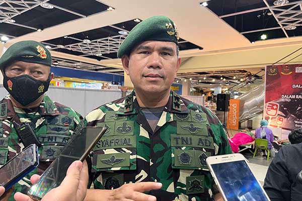 Panglima Divisi Infanteri 2 Kostrad, Mayjen TNI Syafrial, saat menjawab pertanyaan awak media. (bim) - Tinjau Prosesi Donor Darah, Ini Harapan Pangdiv 2 Kostrad di HUT ke-77 TNI