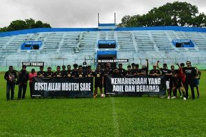 Para Jurnalis Malang Raya menggelar aksi tutup mata dan cuci tangan dalam laga solidaritas. (ist) - Jurnalis Malang Raya FC Aksi Tutup Mata dan Cuci Tangan