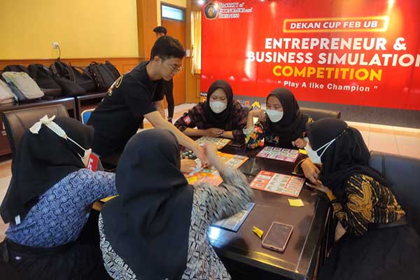 Para maba FEB UB antusias mengikuti Kewirausahaan dan Kompetisi Bisnis. (rhd) - Dekan Cup FEB UB, Ajang Kompetisi dan Talent Scouting Maba