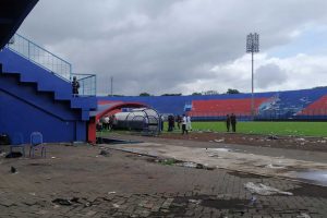 para pejabat tengah melakukan peninjauan didalam stadion kanjuruhan