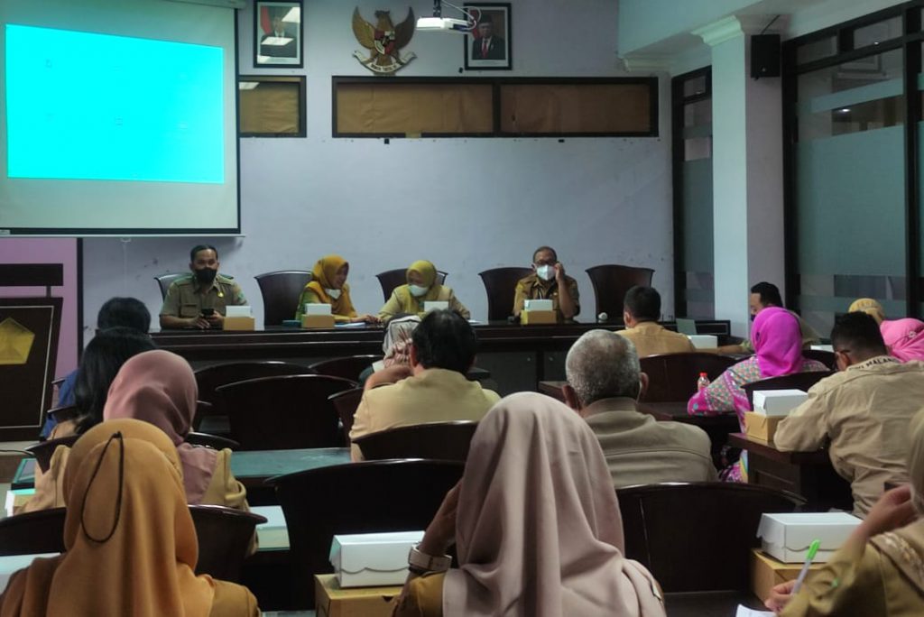 para peserta menyimak materi sosialisasi dispendukcapil