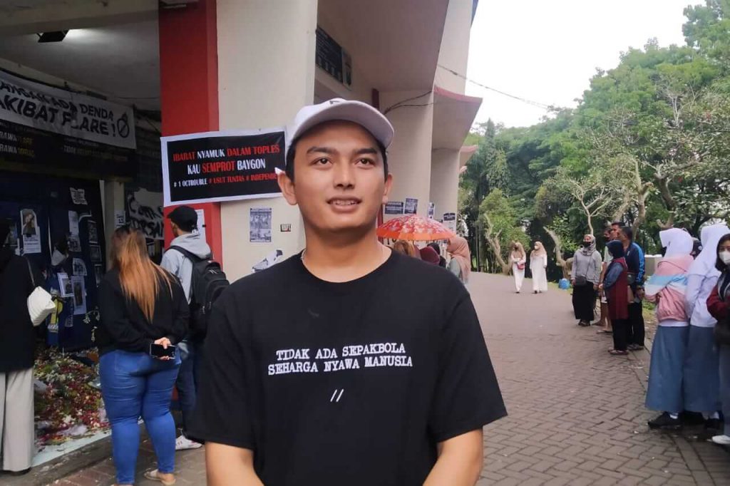 para peziarah di gate 13 sedang berdoa dan menabur bunga 1