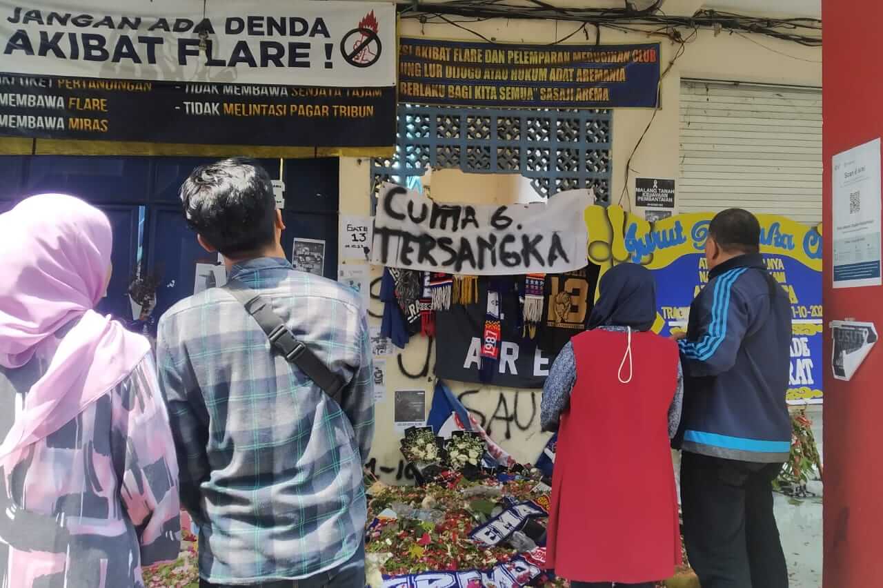 para peziarah di pintu 13 sedang berdoa dan menabur bunga