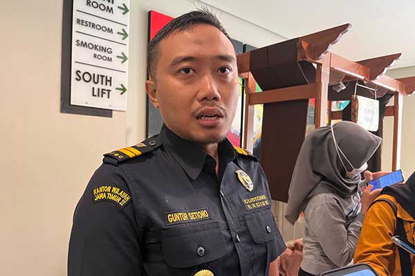 Pejabat Fungsional Bea Cukai Malang, Guntur Setiono, saat menjawab pertanyaan awak media. (bim) -