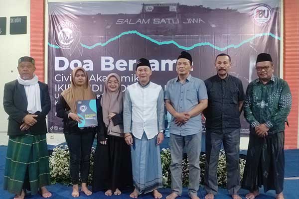 Pemberian santunan dan beasiswa kepada keluarga korban Tragedi Kanjuruhan. (rhd) - IBU, PWI dan NU Doa Bersama untuk Korban Tragedi Kanjuruhan