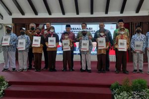 pemberian secara simbolis beasiswa pendidikan dari pemerintahan kabupaten malang