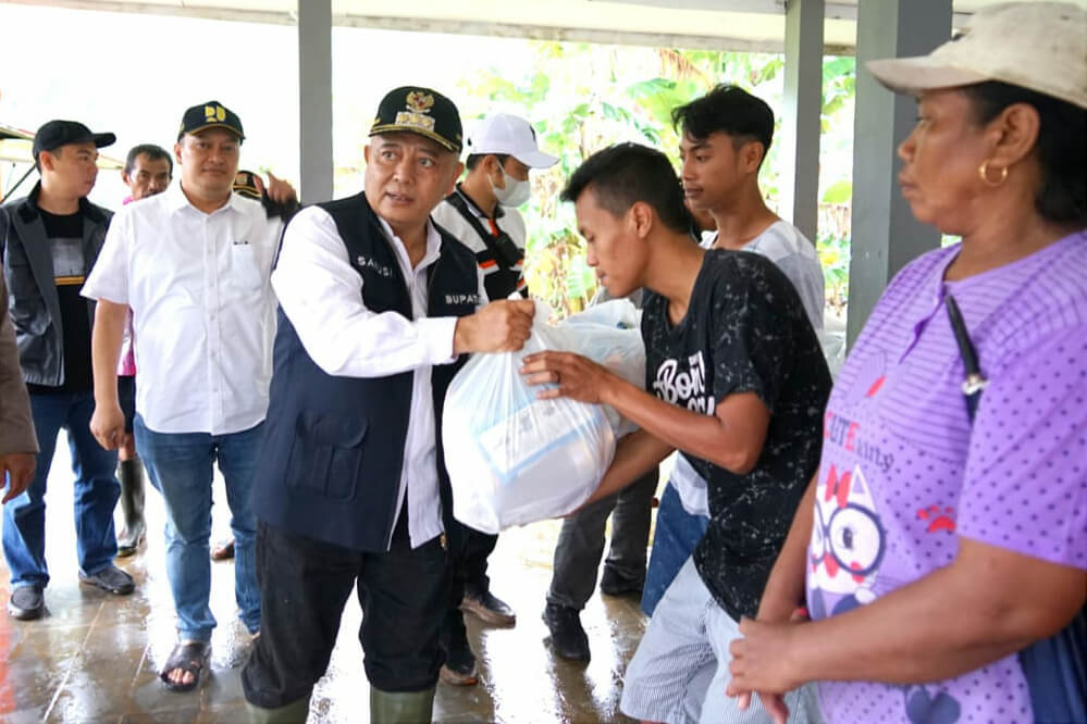 pemkab malang menyerahkan bantuan kepada korban banjir