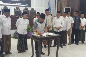 Penandatanganan Ranperda RTRW oleh Ketua DPRD Kota Malang, I Made Riandiana Kartika. (ist) - Dok! Tujuh Tahun Perjalanan Ranperda RTRW Akhirnya Disetujui DPRD Kota Malang