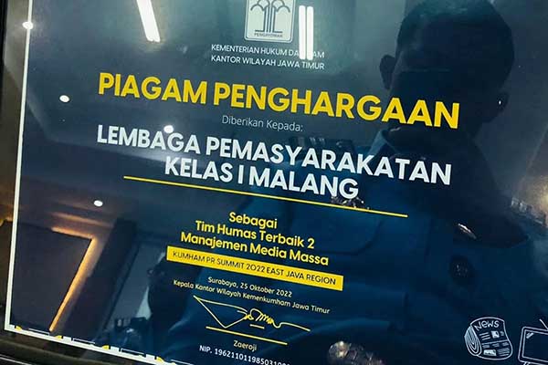 Penghargaan Humas Terbaik 2 Manajemen Media Massa Kemenkumham Jatim. (ist) - Lapas Kelas I Malang Raih Humas Terbaik 2 Manajemen Media Massa