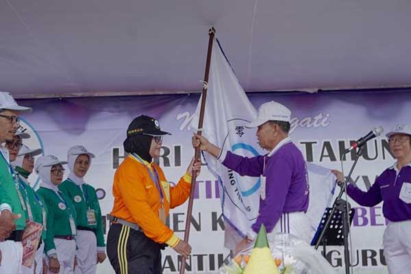 Penyerahan bendera Pataka Ling Tien Kung kepada Koordinator Batu II. (ist) - Koordinator Komunitas Olah Raga Ling Tien Kung Batu II Dikukuhkan
