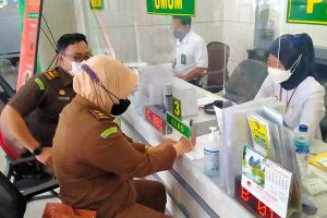 Penyerahan memori banding JPU Kejari Batu. (ist) - JPU Batu Ajukan Banding Terhadap Putusan Hakim Atas Perkara Predator Anak