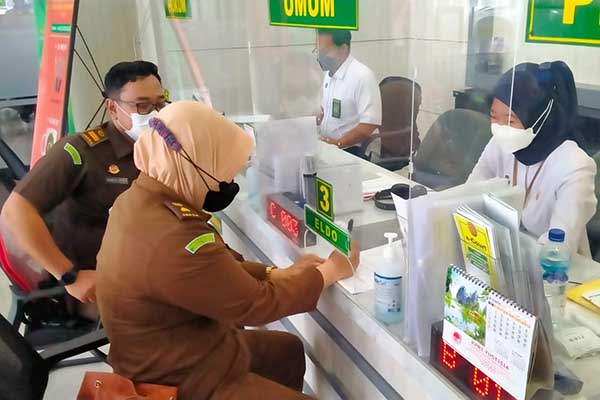 Penyerahan memori banding JPU Kejari Batu. (ist) - JPU Batu Ajukan Banding Terhadap Putusan Hakim Atas Perkara Predator Anak