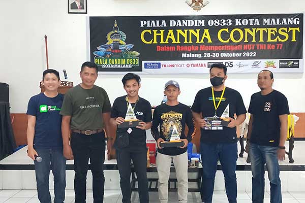 Penyerahan piala dan hadiah secara simbolis kepada para pemenang. (ist) - Meriahkan HUT ke-77 TNI, Kodim 0833 Gelar Channa Contest Piala Dandim