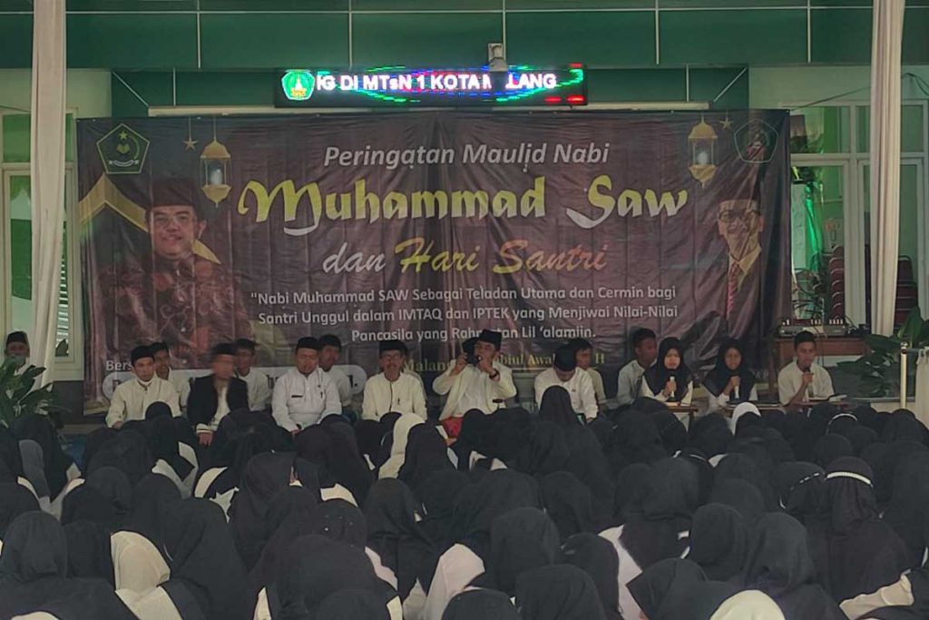 Peringatan Maulid Nabi Muhammad SAW oleh sivitas MTsN 1 Kota Malang. (rhd) - Peringati HSN, MTsN 1 Kota Malang Launching Presenter-Reporter Madrasah Actual News - Dikemas serangkaian upacara HSN dan peringatan Maulid Nabi Muhammad SAW