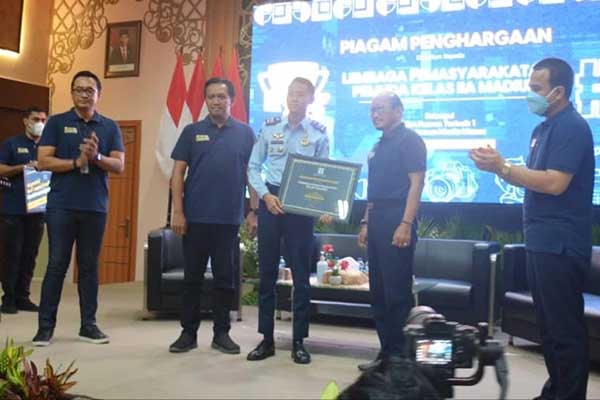 Perwakilan Lapas Kelas I Malang, Denny Kurniawan, menerima penghargaan Humas Terbaik 2 Manajemen Media Massa Kemenkumham Jatim. (ist) - Lapas Kelas I Malang Raih Humas Terbaik 2 Manajemen Media Massa
