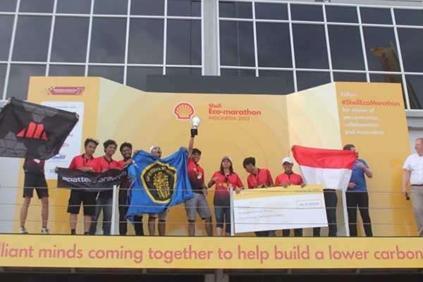 Perwakilan Tim saat menerima Piala kemenangan di ajang Shell Eco-Marathon. (ist) - Shell Eco-Marathon 2022, Tim Appate Elang Perkasa Harumkan Nama UB Malang