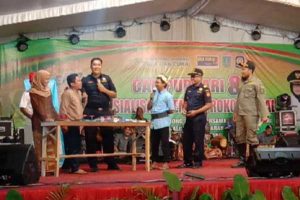 Petugas Bea Cukai Kediri beri peraturan perundangan rokok ilegal di pertunjukan Campursari. (ful) - Pertunjukan Rakyat Sampaikan Sosialisasi Perundang-undangan Rokok Ilegal