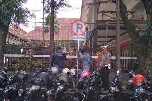 Petugas Forum Lalin saat pemasangan rambu larangan parkir di kokasi. (ist) - Forum Lalin Kota Malang Pasang Rambu Larangan Parkir di Kompleks Sekolah Alun-alun Tugu Malang