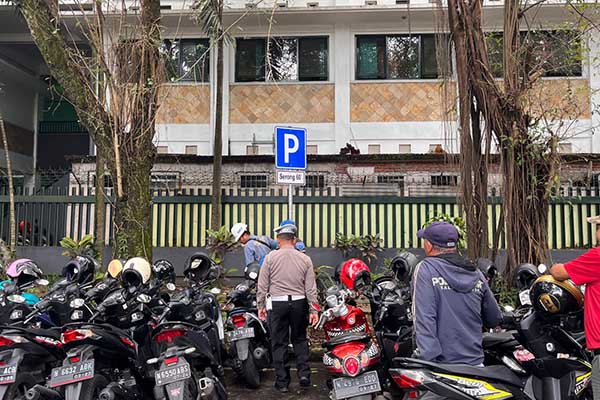 Petugas Forum Lalin saat pemasangan rambu parkir serong 60 persen. (bim) - Forum Lalin Kota Malang Pasang Rambu Larangan Parkir di Kompleks Sekolah Alun-alun Tugu Malang