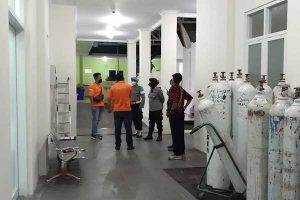 Petugas berjaga di depan ruangan, sesaat setelah korban dievakuasi ke RS Hasta Brata Batu. (ist) - Polisi Masih Dalami Kasus Pembunuhan Wanita di Songgoriti