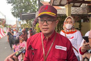 Pimpinan Cabang Bank Jatim Malang, Dedi Adjie Wijaya, saat menjawab pertanyaan awak media. (bim) - Bank Jatim Siapkan Dana Santunan Kematian dan Pengobatan bagi Korban Kanjuruhan