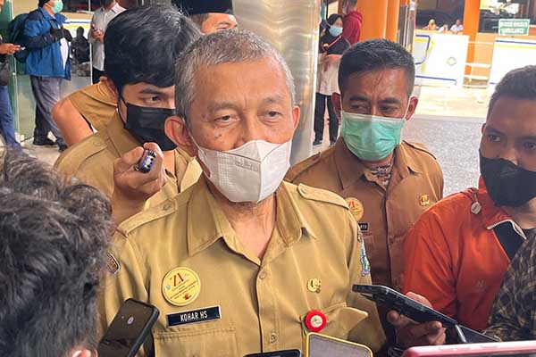 Plt Direktur RSSA Malang, dr Kohar Hari, saat menjawab pertanyaan awak media. (bim) - Setengah Total Korban Luka Masih Dirawat di RSSA, Tujuh Pasien Kritis