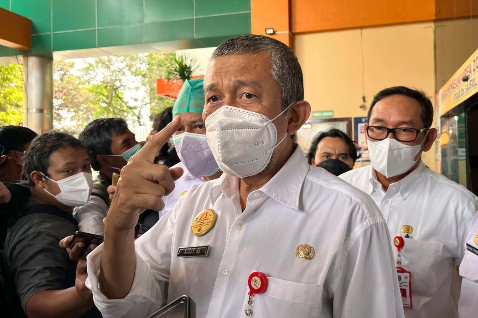 plt dirut rssa malang dr kohar hari santoso saat menjawab pertanyaan awak media1