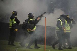 Polisi menembakan gas air mata saat Tragedi Kanjuruhan. (ist) - Pembelaan Polri Terkait Gas Air Mata, Pakar UB: Defensif Tak Berempati