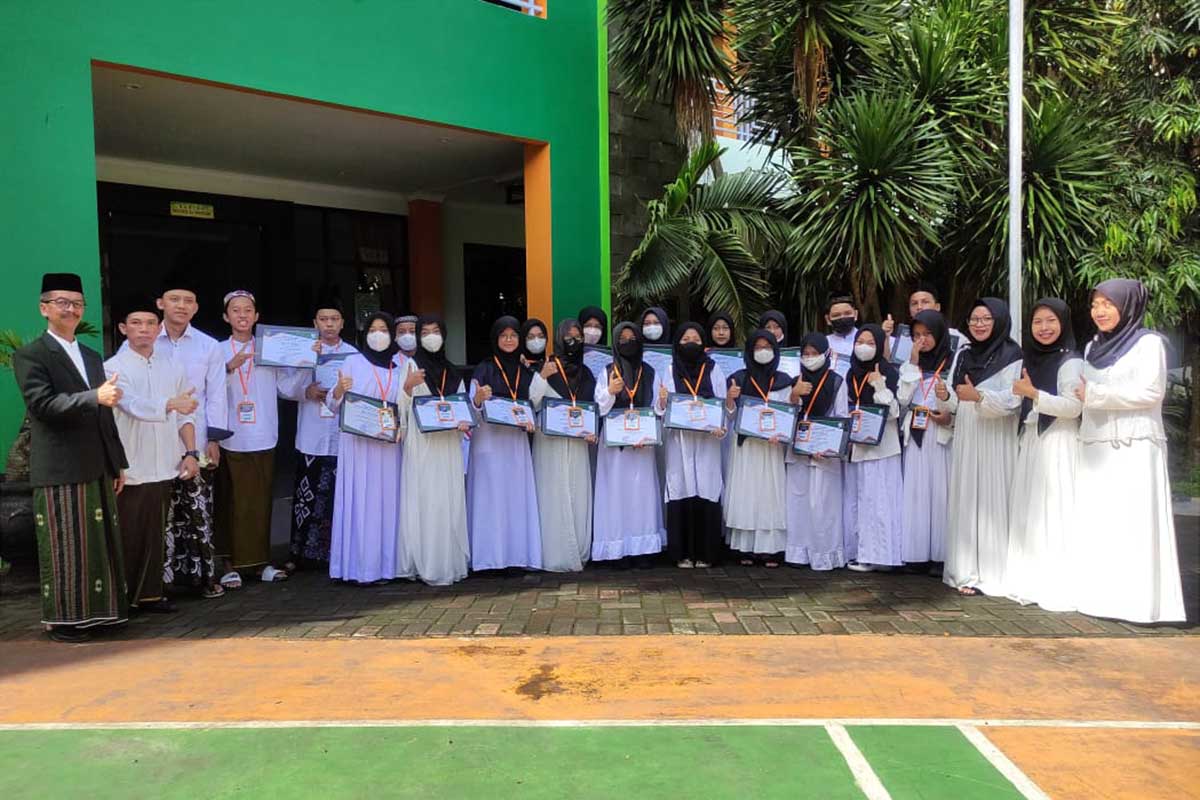 Presenter-Reporter Madrasah Actual News MTsN 1 Kota Malang. (rhd) - Peringati HSN, MTsN 1 Kota Malang Launching Presenter-Reporter Madrasah Actual News - Dikemas serangkaian upacara HSN dan peringatan Maulid Nabi Muhammad SAW
