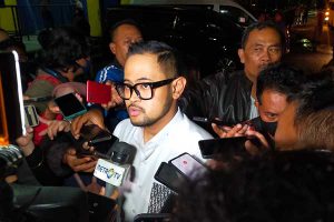 Presiden Arema FC, Gilang Widya Pramana saat diwawancarai awak media. (ist) - 30 Pemain Arema FC Direncanakan Takziah ke Semua Korban Meninggal