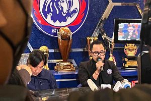 Presiden Arema FC, Gilang, saat memberikan pernyataannya kepada awak media. (bim) - Permohonan Maaf Presiden Arema FC, Korban Dapatkan Santunan