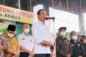 Presiden Joko Widodo, saat menjawab pertanyaan awak media. (bim) - Presiden Berikan Santunan Keluarga Korban Meninggal Dunia