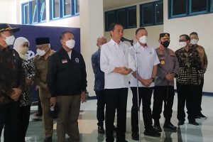 Preskon oleh Jokowi. (ws6) - Tinjau TKP Kanjuruhan, Jokowi: TGIPF Usut Tuntas, Menteri PUPR Audit Stadion