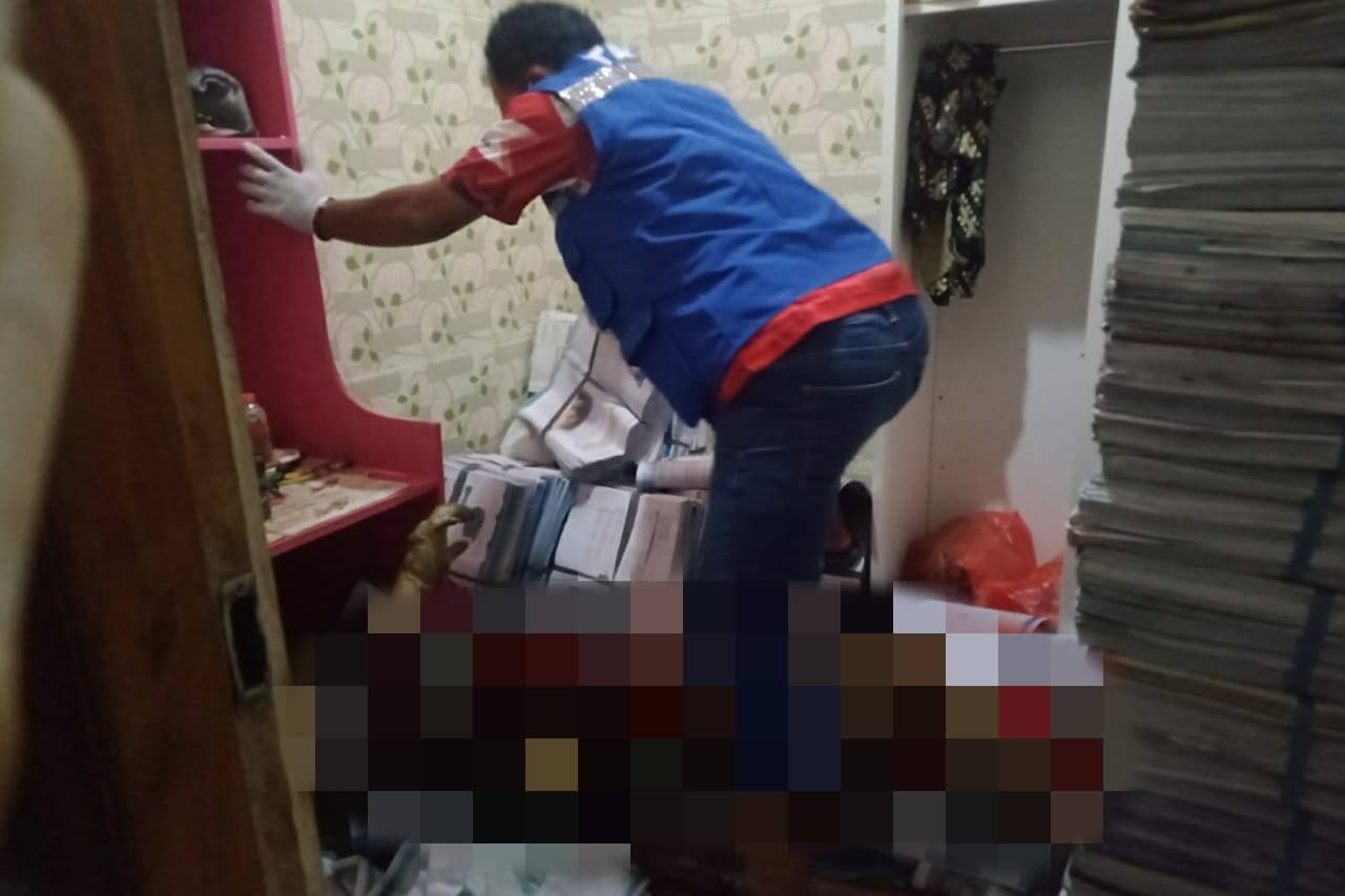 proses evakuasi korban di tumpukan kertas.