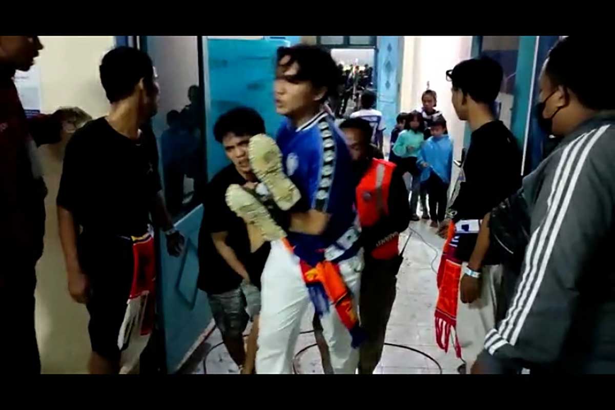 Proses evakuasi para korban suporter arema. (ist) - Korban Kericuhan di Stadion Kanjuruhan 127 Orang Meninggal