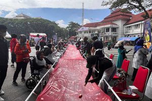 Proses membatik ciprat oleh 500 difabel Malang Raya. (bim) - 500 Difabel Kota Malang Pecahkan Rekor MURI Membatik Ciprat